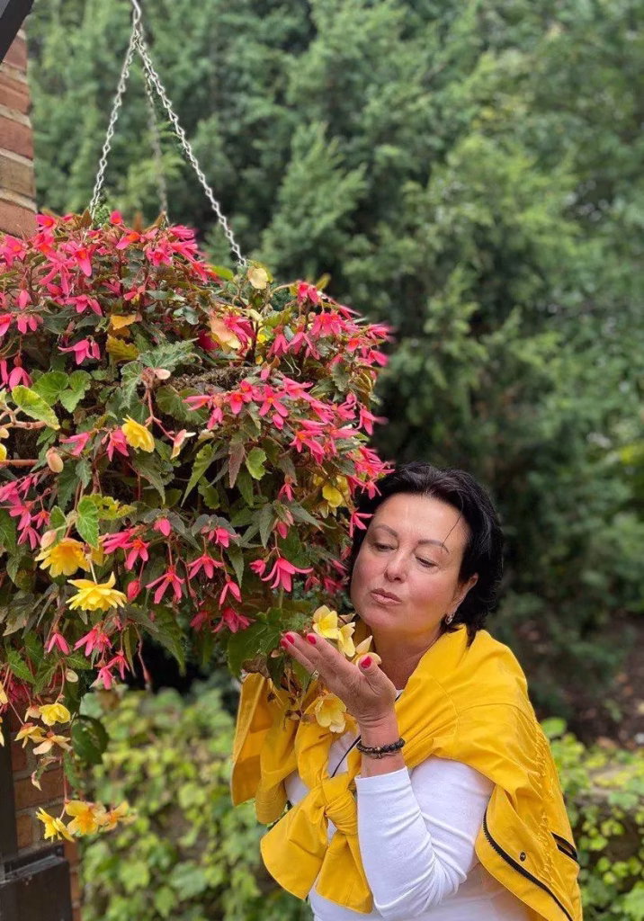 Carboxy Hands treatment 8 ruta posing near the flowers